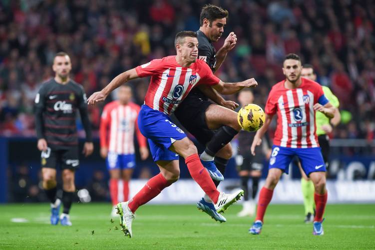 詹姆斯篮板抢断关键时刻锁定胜局（詹姆斯关键篮板与抢断终结悬念）