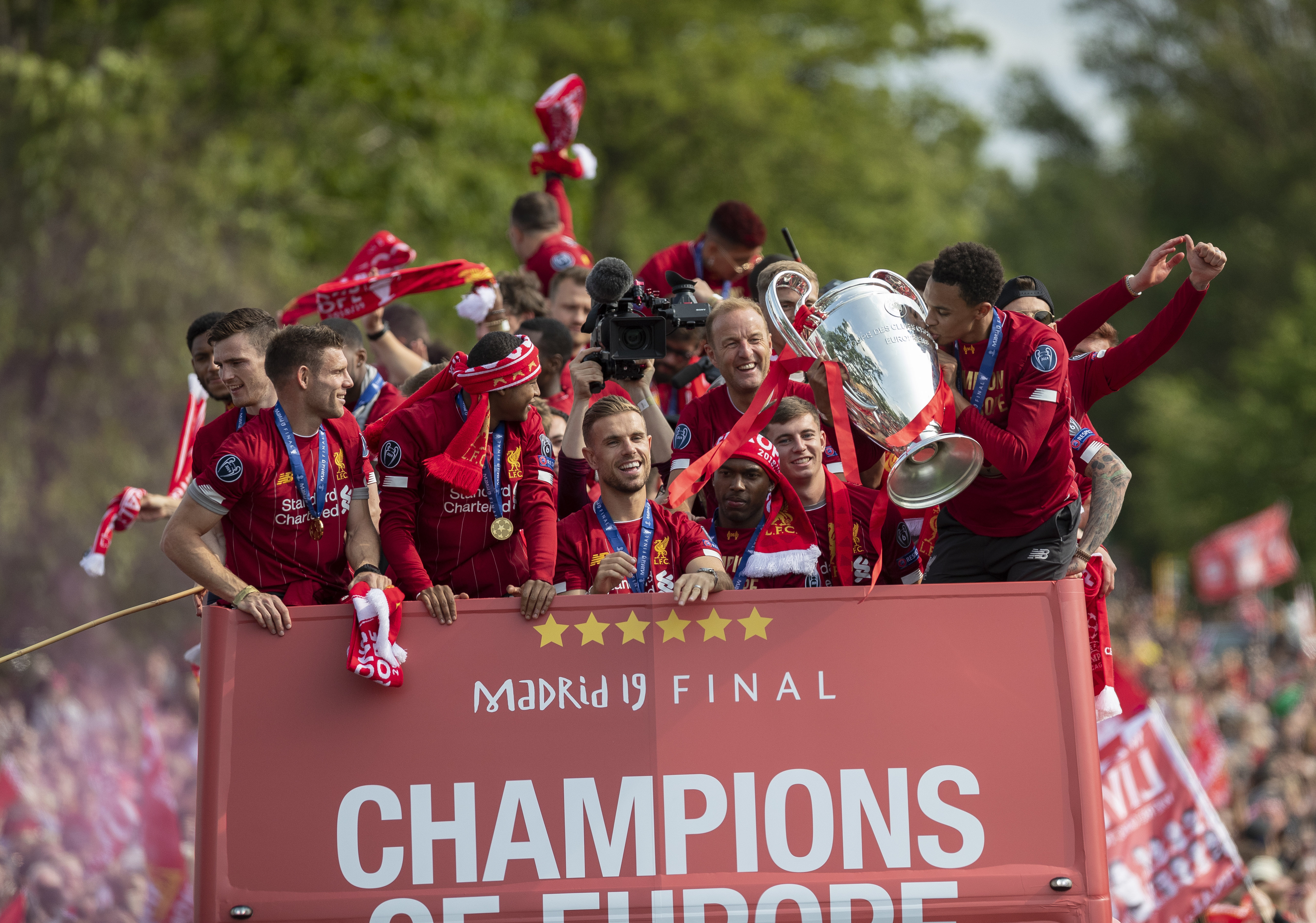 欧冠冠军、世界冠军&前枪手球探：本周寿星“野兽”卡伦布（欧冠与世界杯双冠得主、前阿森纳球探：本周寿星“野兽”卡伦布）