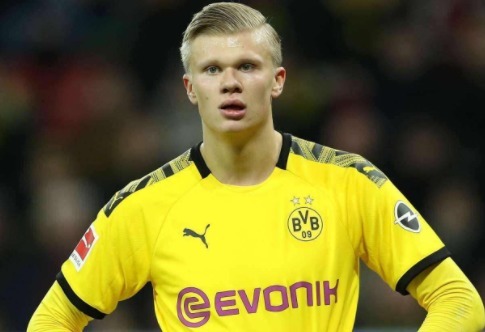 圣保利主帅调侃凯恩：去年他踢我们那脚射门，球现在还在飞吧（圣保利主帅打趣凯恩：去年那脚对我们射门，球至今还在飞）