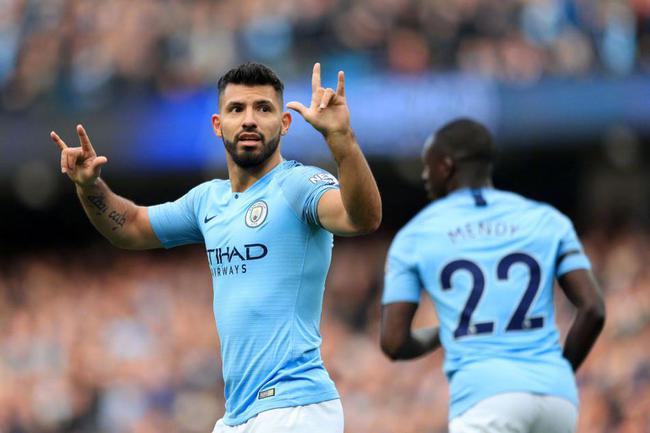 太阳报：B费夺冠面无表情，曼联球迷社媒盛赞他为称职队长（《太阳报》：B费捧杯仍冷面，曼联球迷在社媒齐赞其为合格队长）